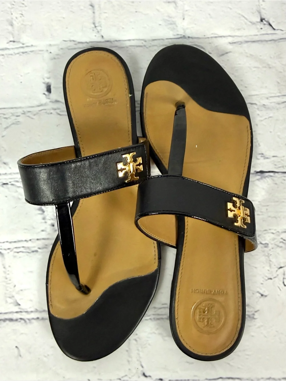 Tory Burch Kira Thong Sandal 8 Black Leather Gold Logo Lock Flat Flip Flop Slide